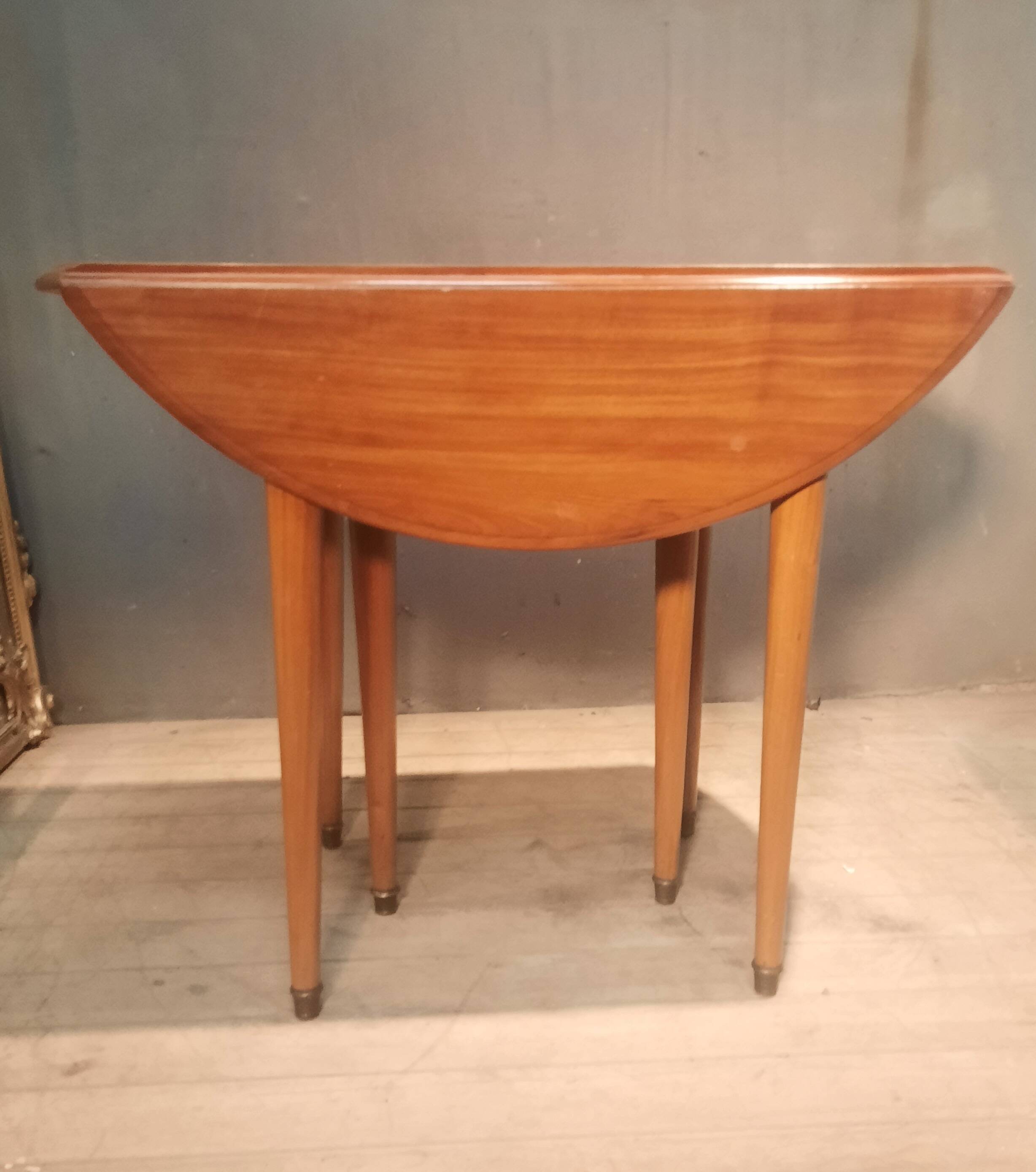 Drop-leaf table with 6 legs and 3 extensions.
