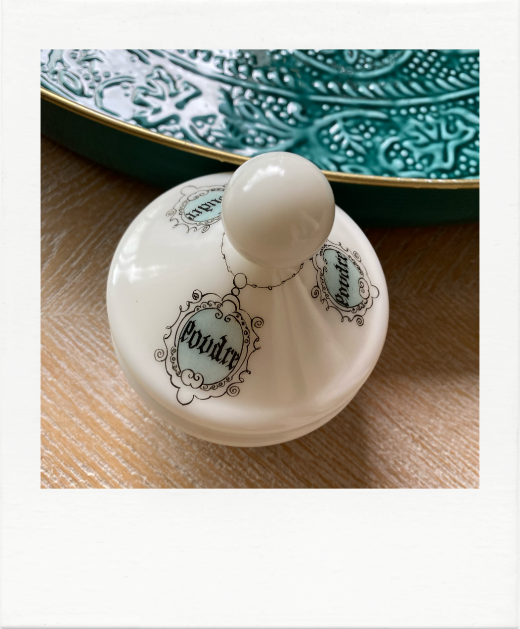 White opaline powder magazine