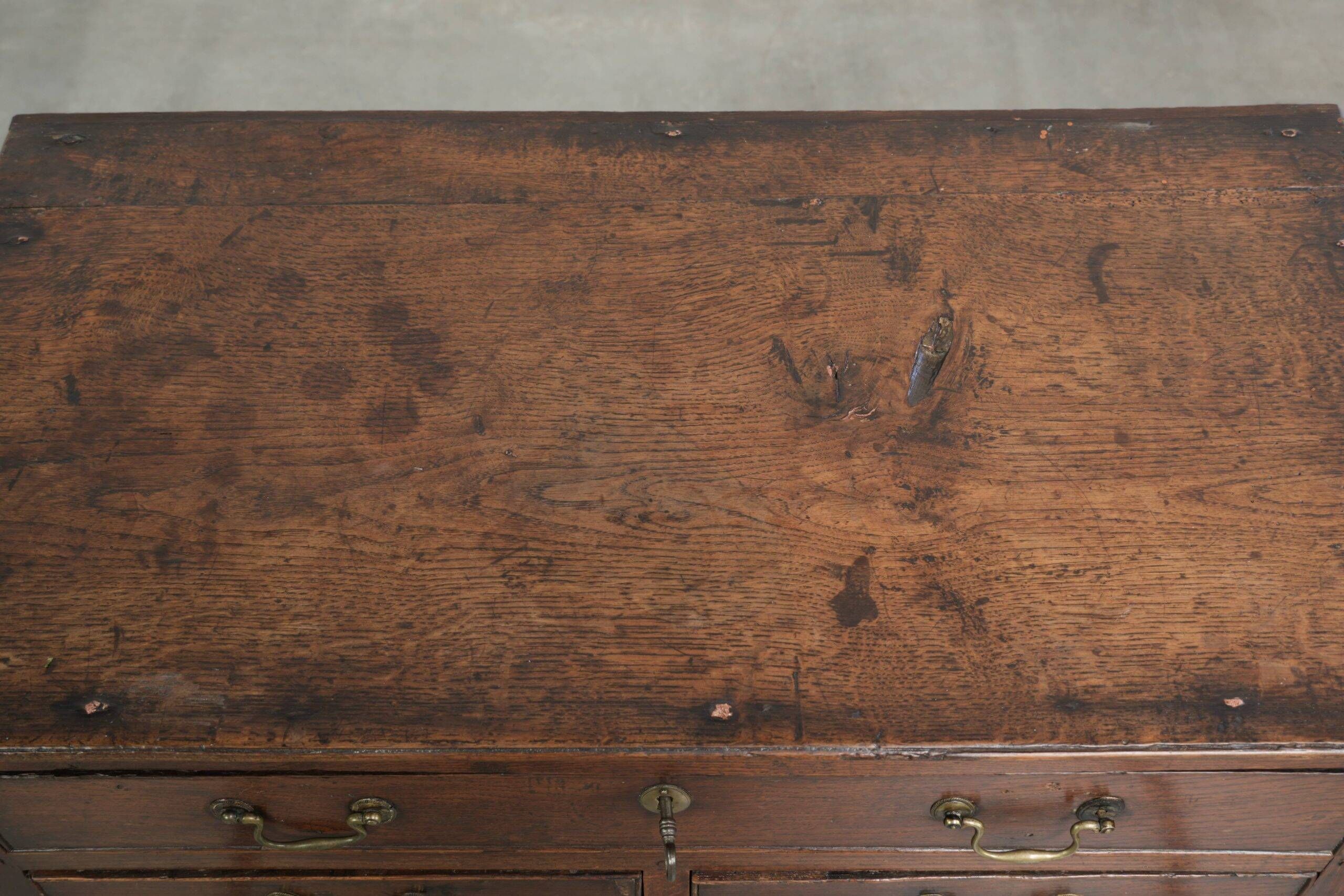 Table basse anglaise antique de style lowboy du XVIIIe siècle en chêne.