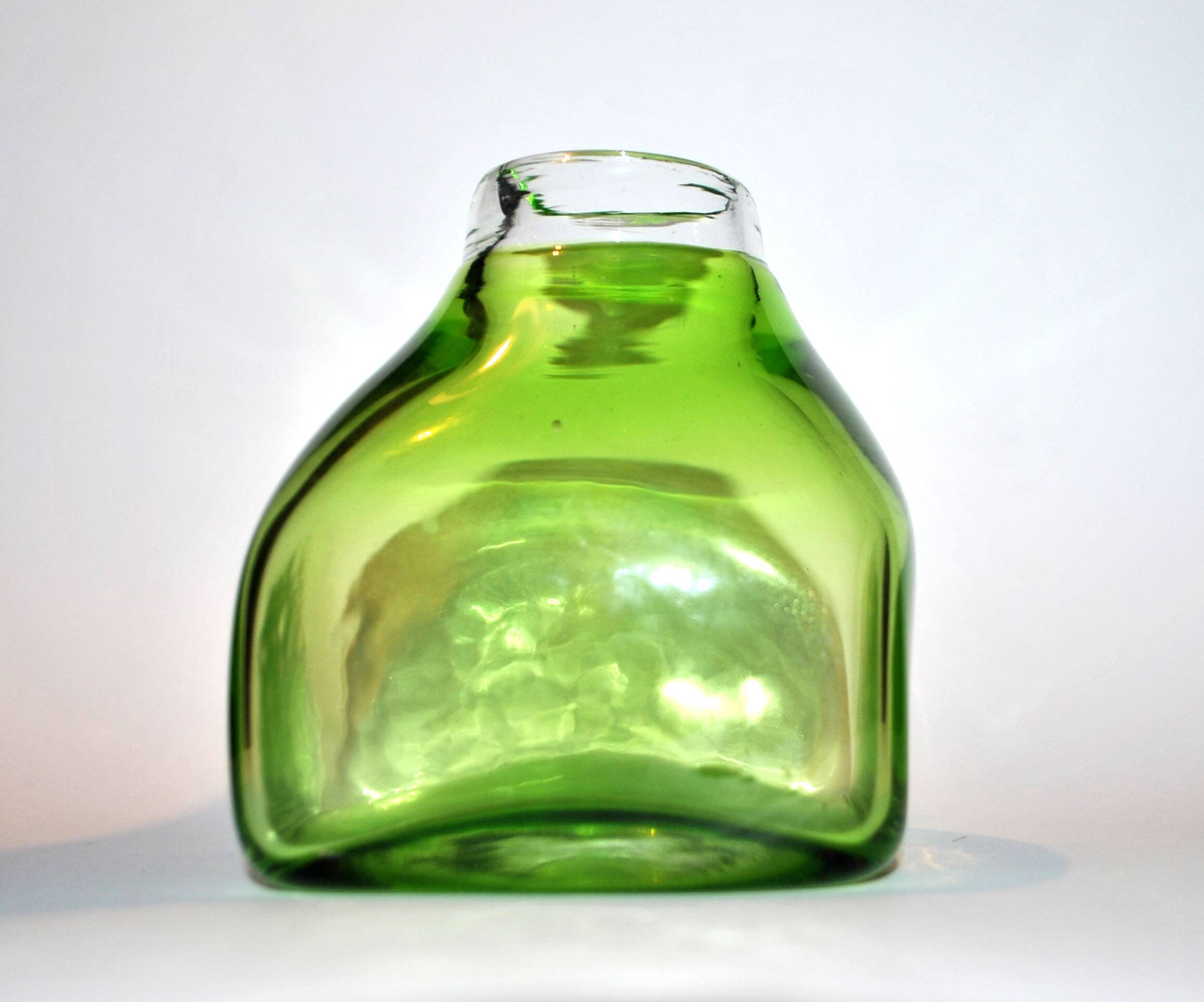 DESIGN Scandinavian vase in lined blown glass Green 1960-70 dlG Whitefriars