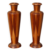 Paire de vases en bois tourné – décor géométrique