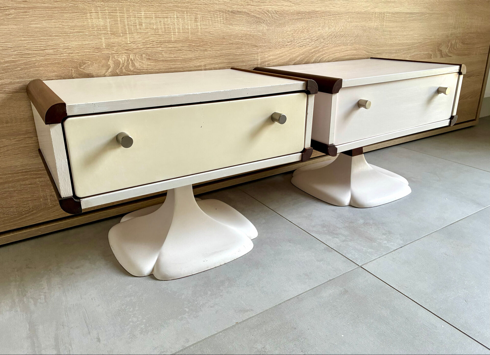 Paire chevets pied trèfle Gautier, 1970