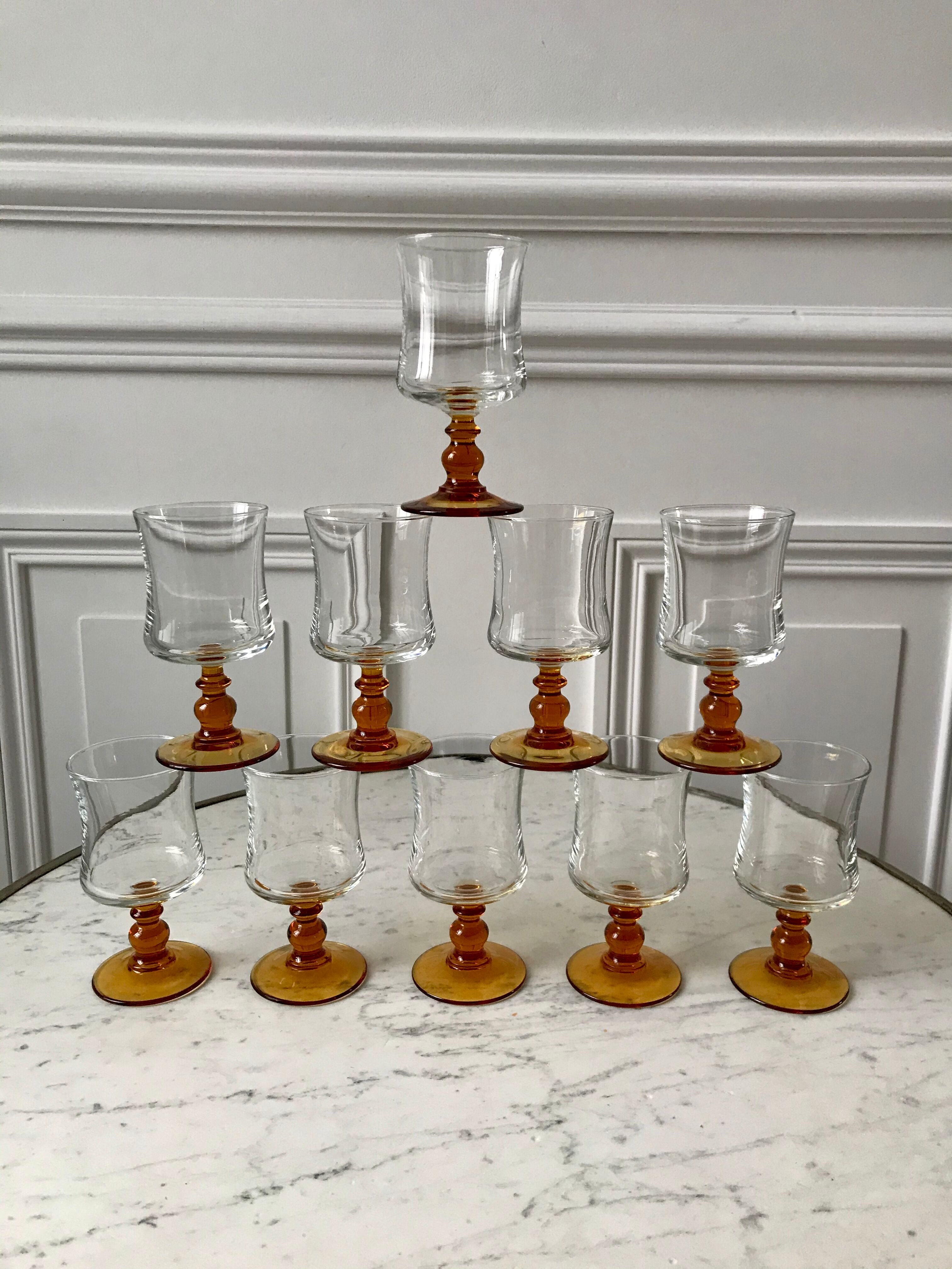 Set of 10 wine glasses with amber feet