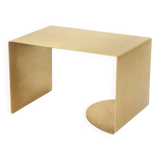 Table d'appoint arquée en laiton brossé – fabriquée à la main par Veliento