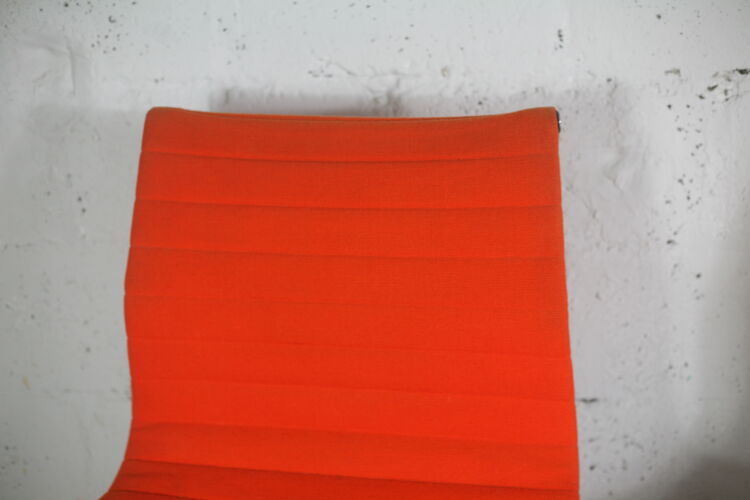 Paire de chaises pivotantes oranges, Charles et Ray Eames, edition Herman Miller, Aluminium Group, U