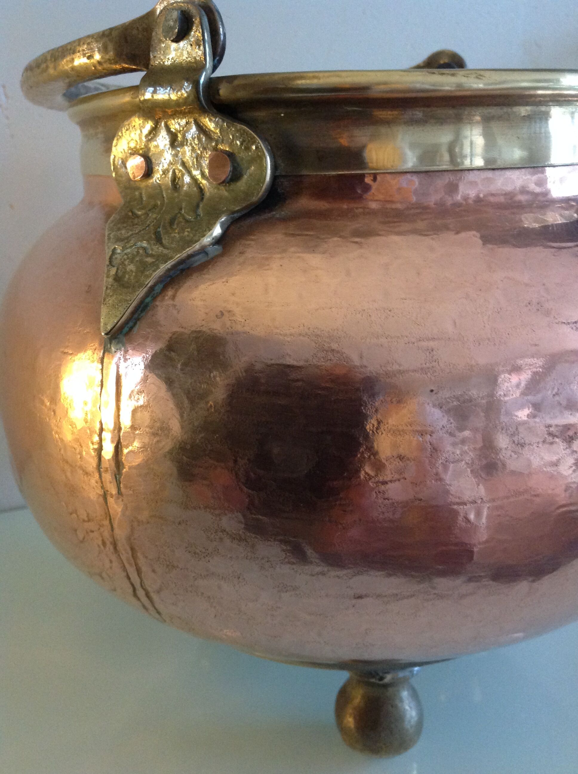 Cache pot pot cauldron in hammered red copper / vintage 60s-70s