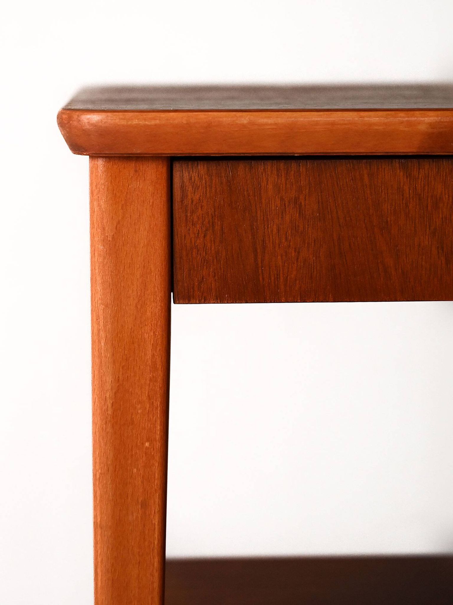 Table de chevet scandinave en teck et acajou des années 1950