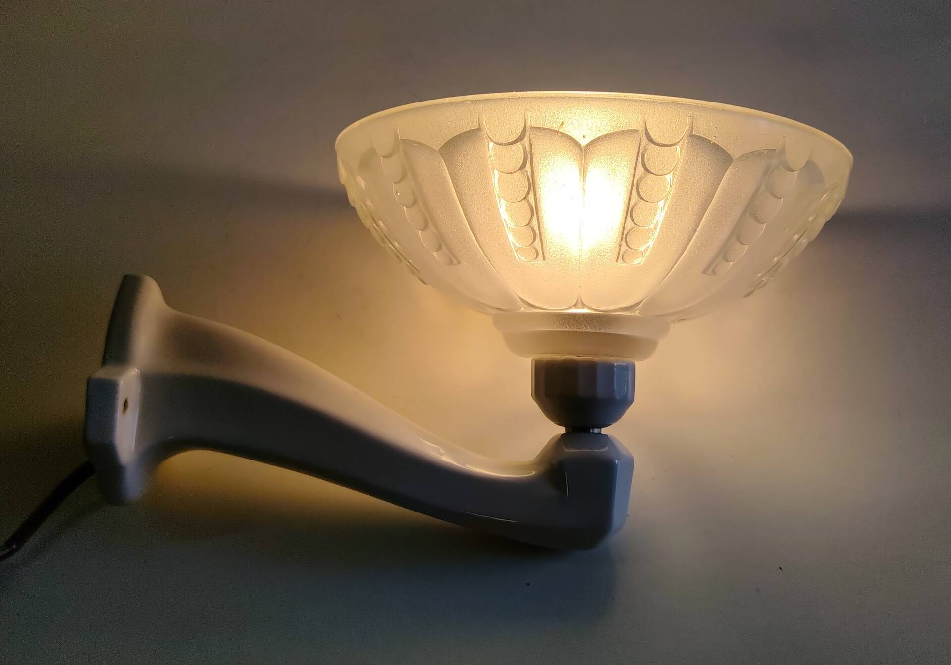 Art Deco wall light in porcelain and glass paste - 1930s/40s