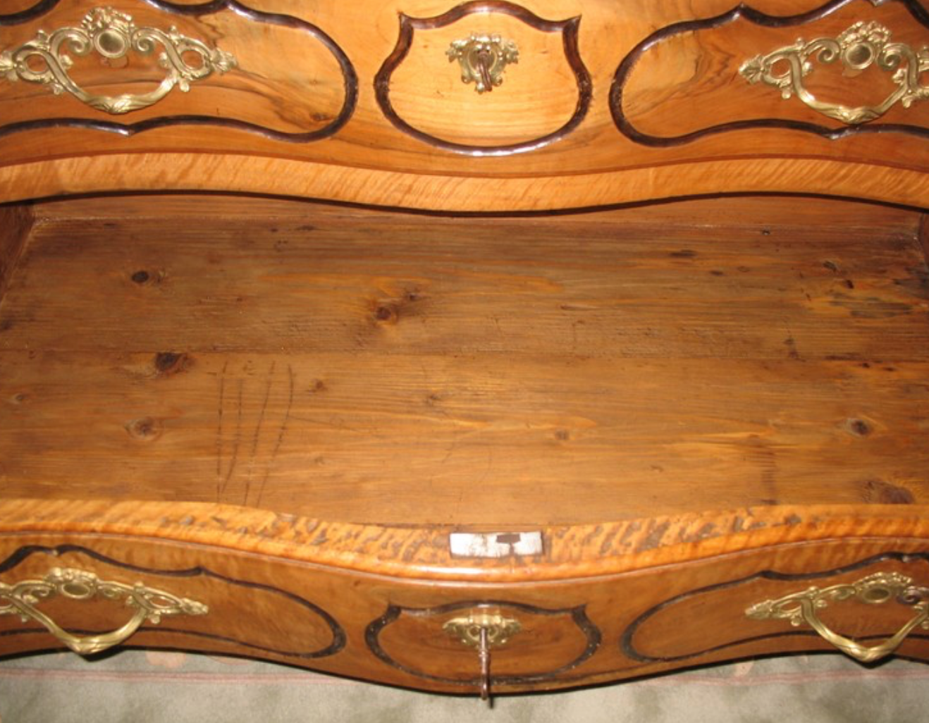 Crossbow in 18th century Walnut Louis XV Dresser