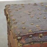 Coffre-fort ancien du XVIIe siècle recouvert de cuir avec la clé d'origine et une excellente patine