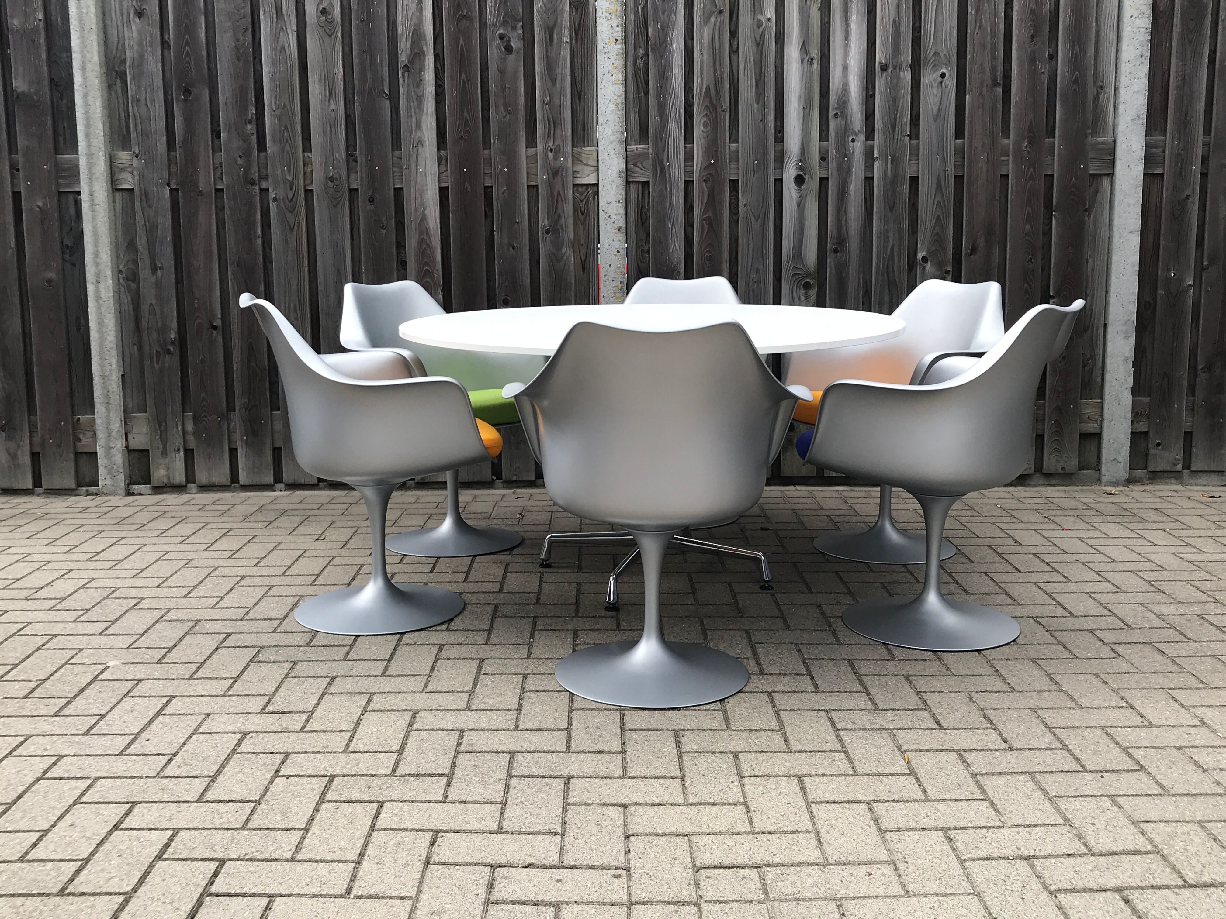 Round dining table by Charles & Ray Eames for Vitra 1980