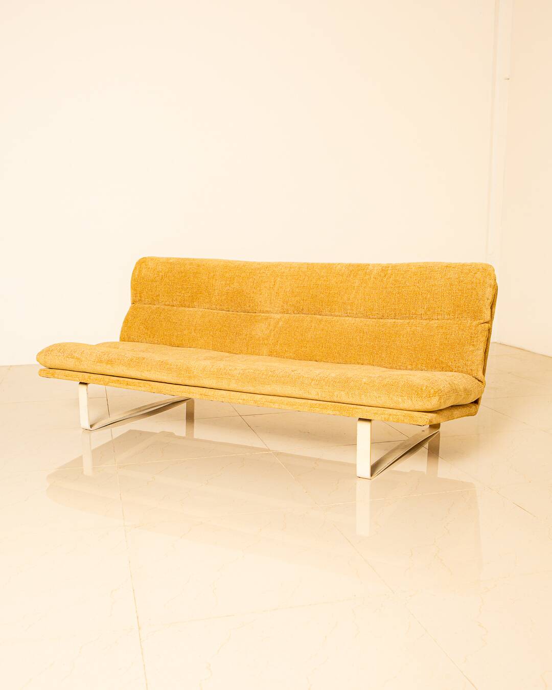 Cream "C683" sofa by Kho Liang for Artifort 80's