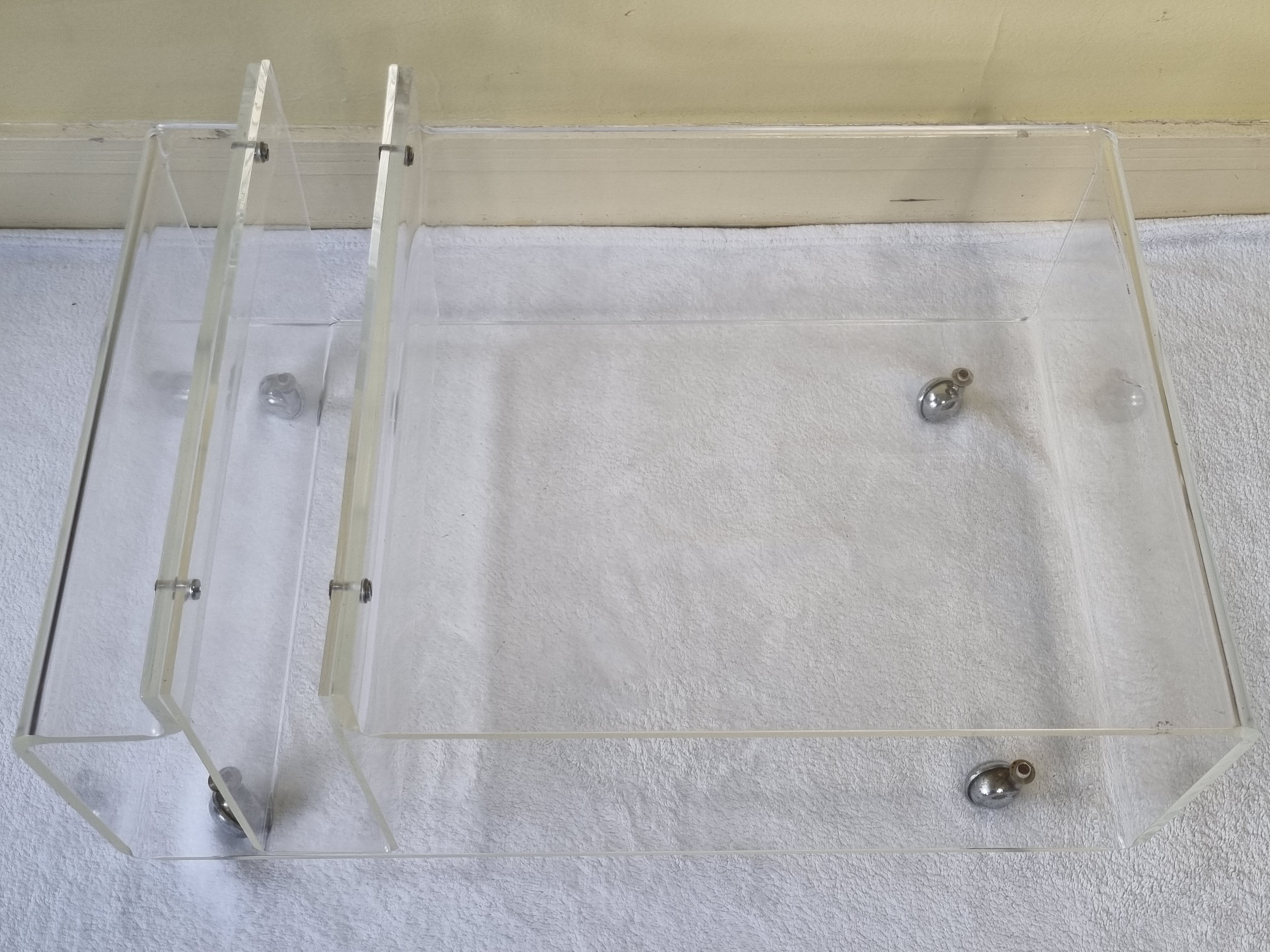 Table basse et porte revue en plexiglas vintage, années 70
