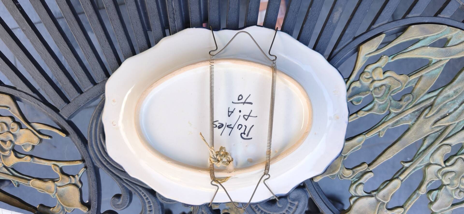 Oval dish in Spanish majolica – El Puente del Arzobispo –