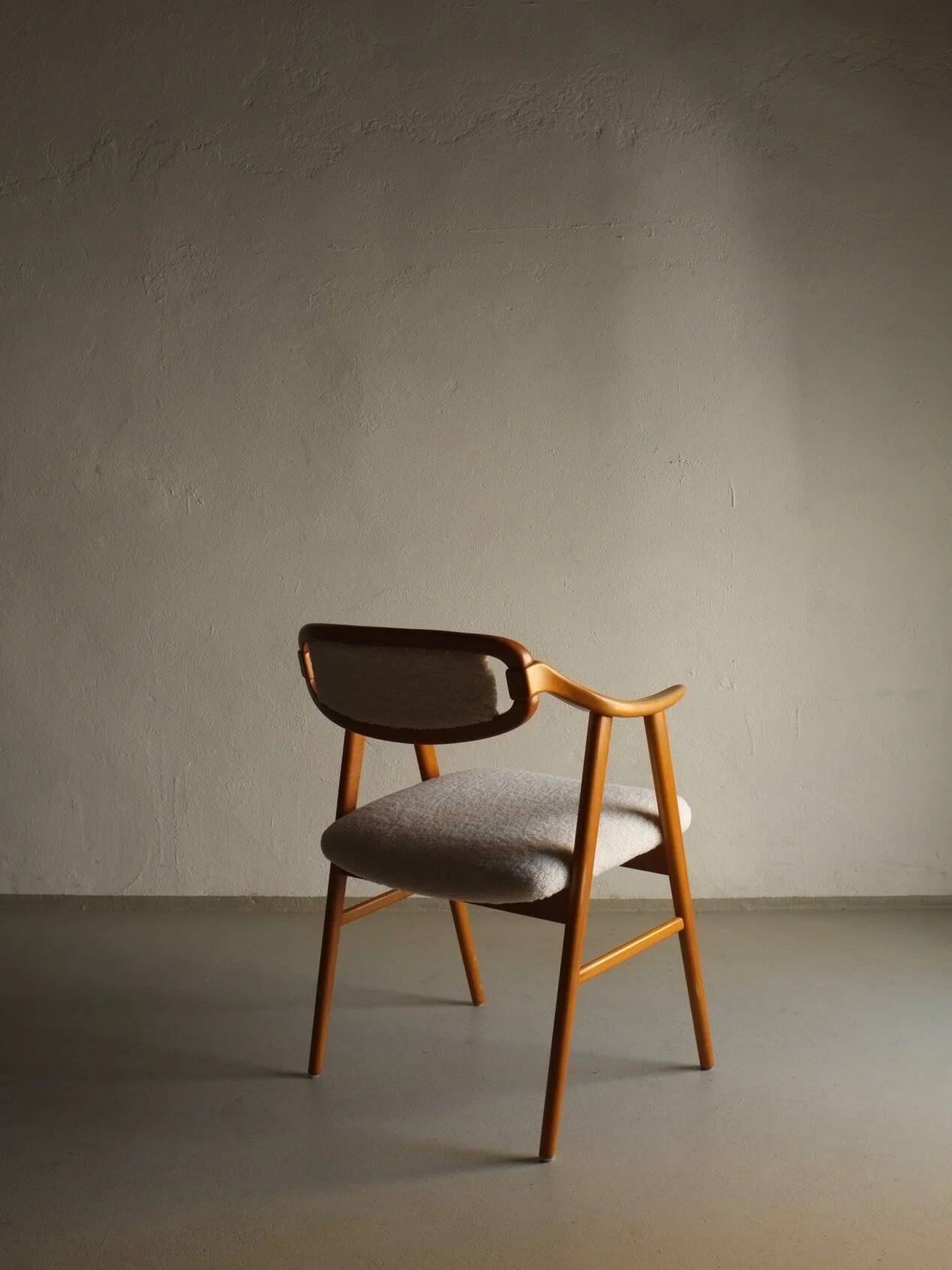 Fauteuil scandinave en fausse fourrure de mouton retournée | Années 1960