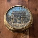 Boîte en laiton ancienne avec image arc de triomphe