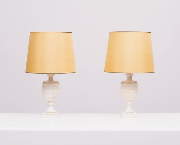 Paire de lampes de table classiques en albâtre décor à la grecque, Italie années 1950