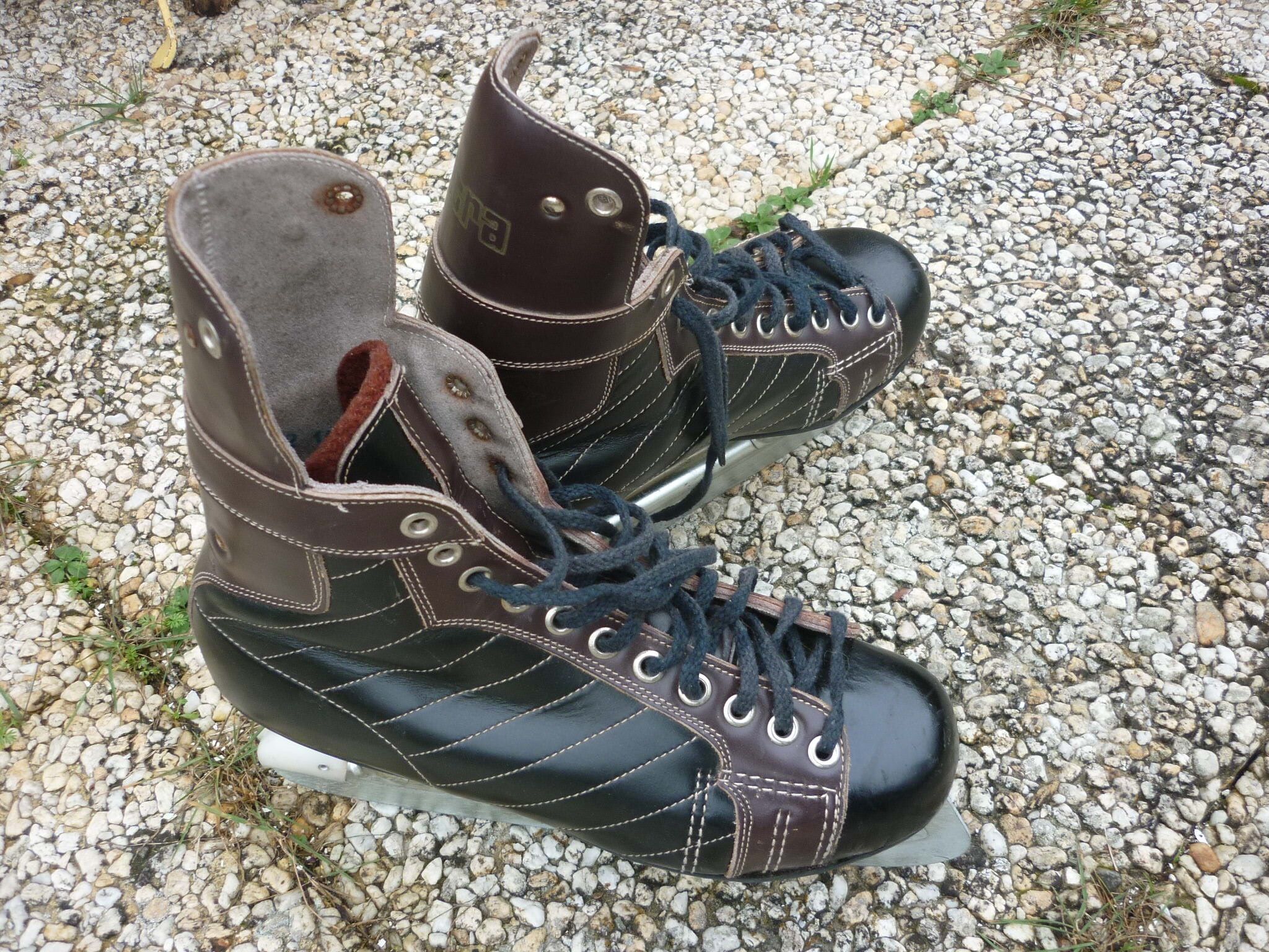 Old Lutra ice hockey skates