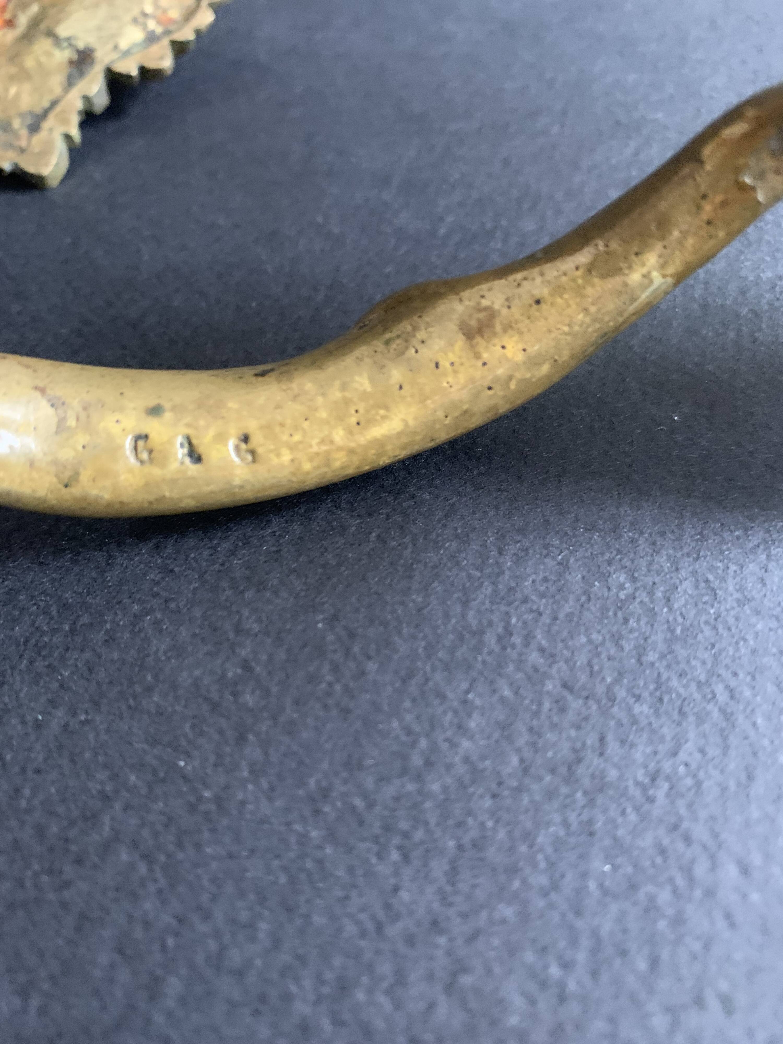 Pair of Art Nouveau bronze handles decorated with vine leaves, 1930