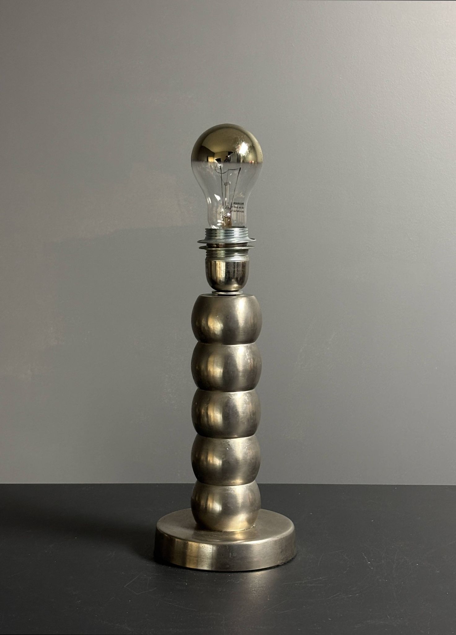 Lampe de table moderne en nickel plaqué de style mid-century, époque spatiale, années 1970.