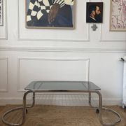 Table basse en métal et verre fumé 1970