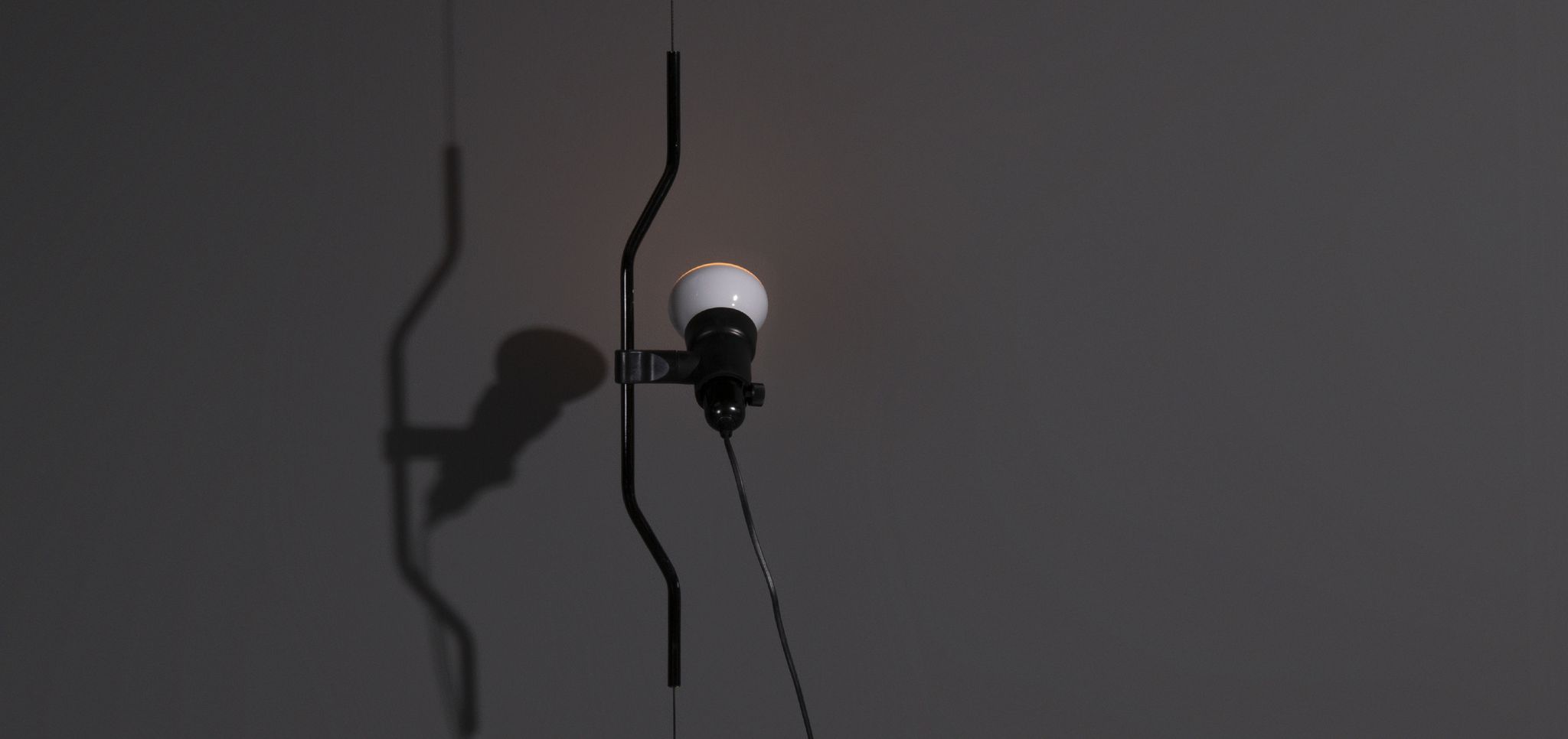 Suspension parentesi conçue par Achille Castiglioni et Pio Manzù dans les années 1970