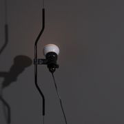Suspension parentesi conçue par Achille Castiglioni et Pio Manzù dans les années 1970