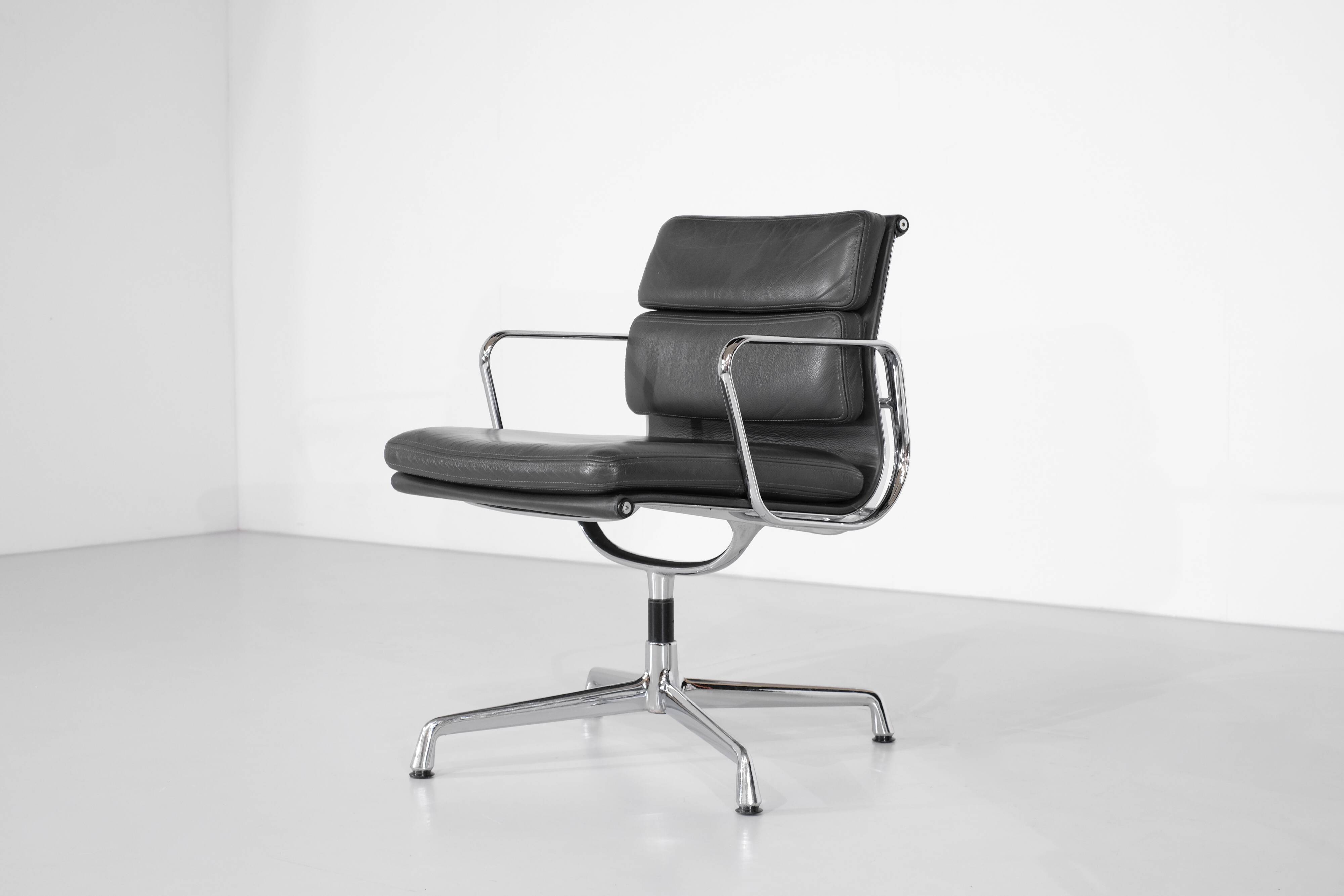 Fauteuil Soft Pad Chaise "EA 208" Charles Ray Eames, USA 1969.