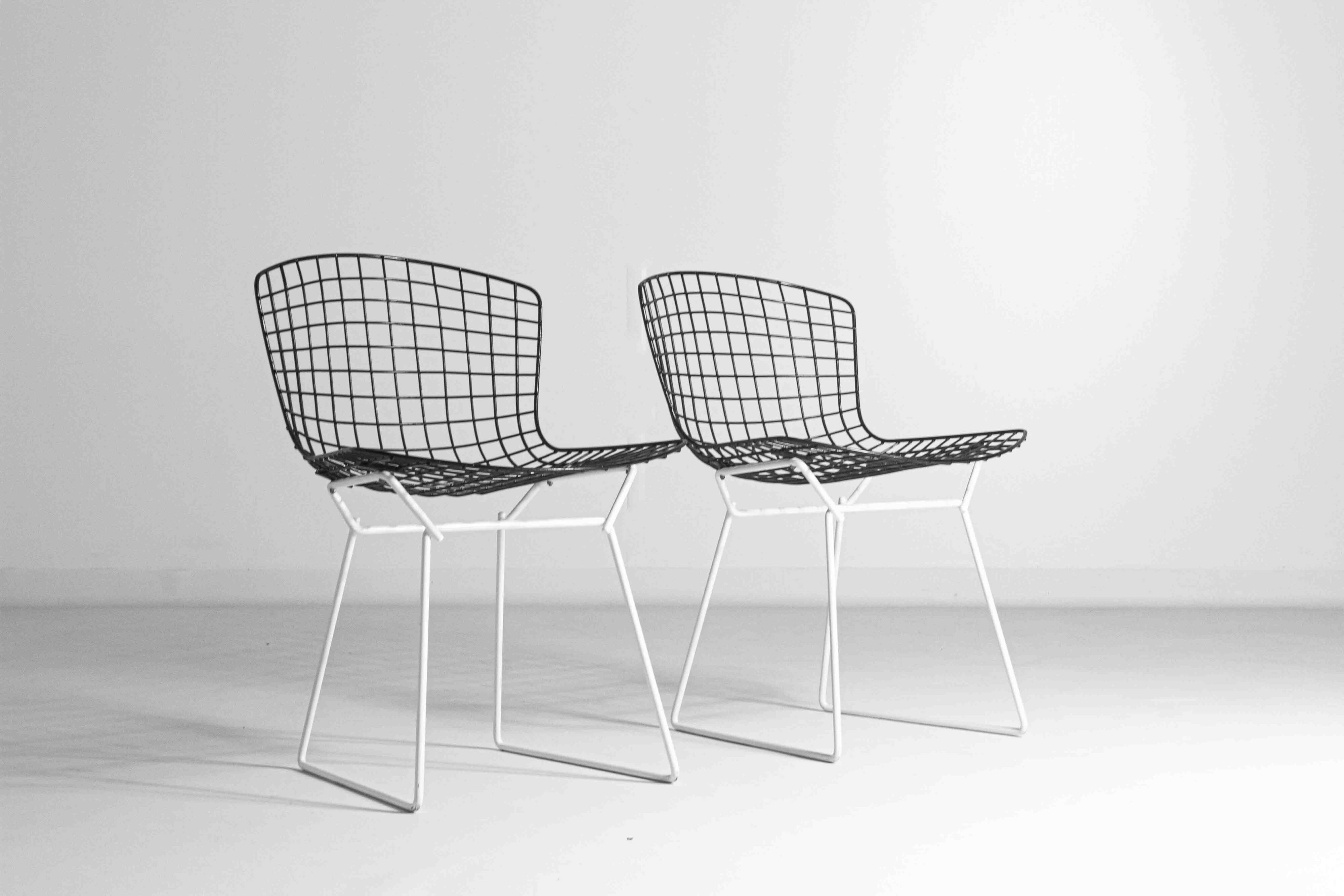 Ensemble de 7 chaises Bertoia noires et blanches pour Knoll International, années 1970