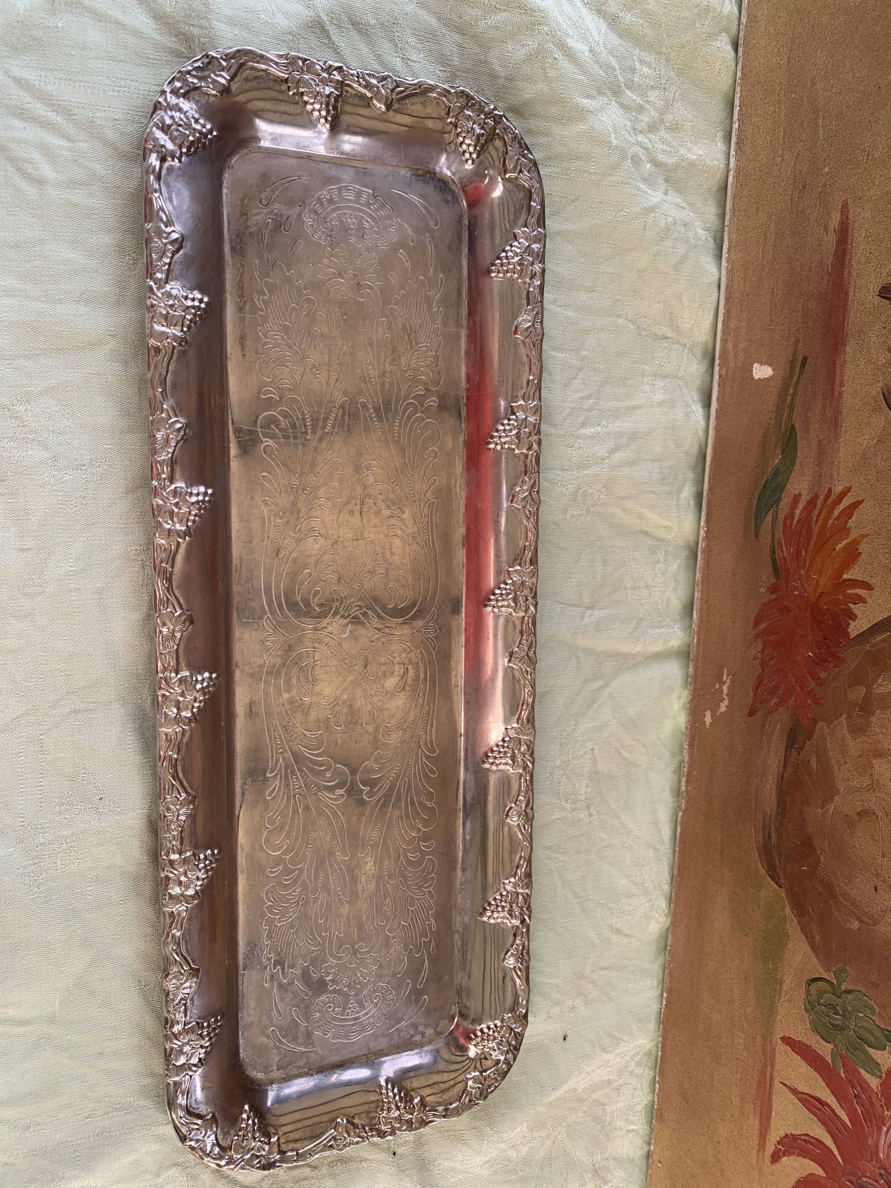 Rectangular metal top in chiseled silver color and vintage grape pattern