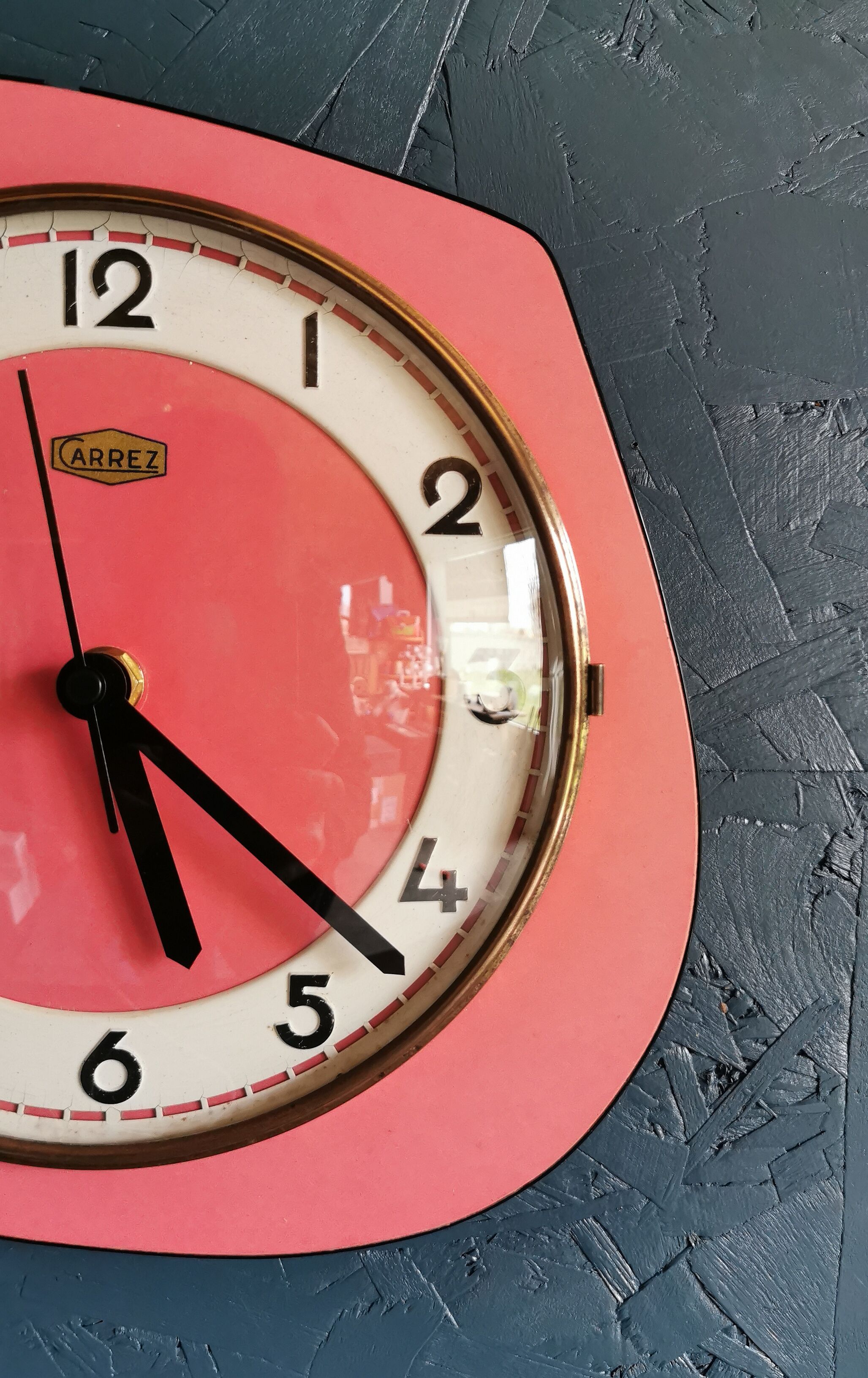 Horloge formica vintage pendule murale silencieuse asymétrique années 60 "Carrez rose"