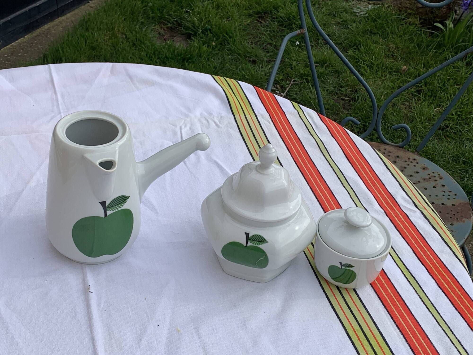 Chocolatiere coffee maker and two sugar bowls, made in Germany, Bavaria, Bareuther, waldsassen, number 283