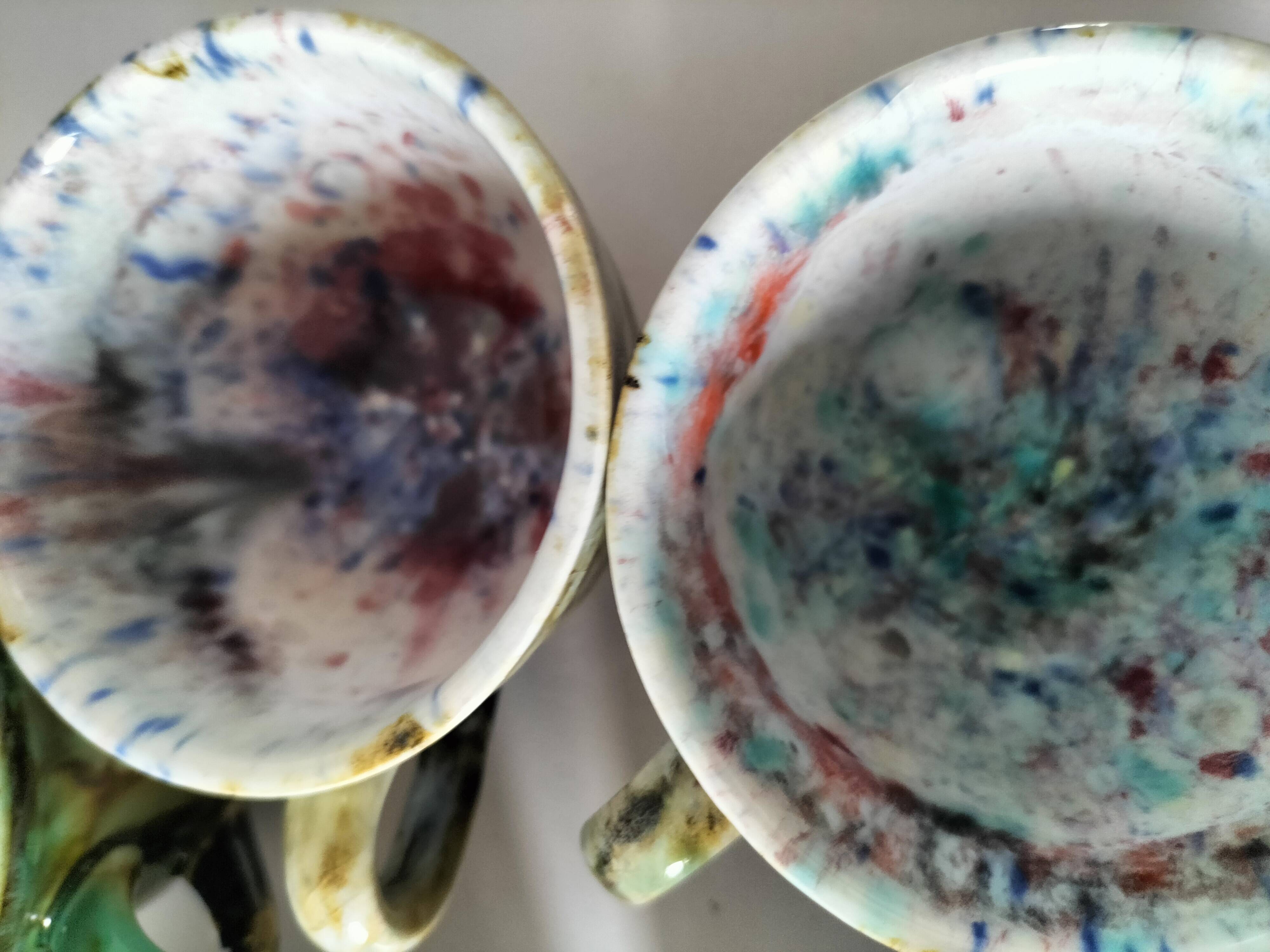 Tasses et soucoupes Morvan en céramique émaillée polychrome