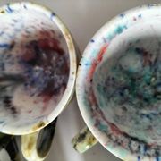 Tasses et soucoupes Morvan en céramique émaillée polychrome