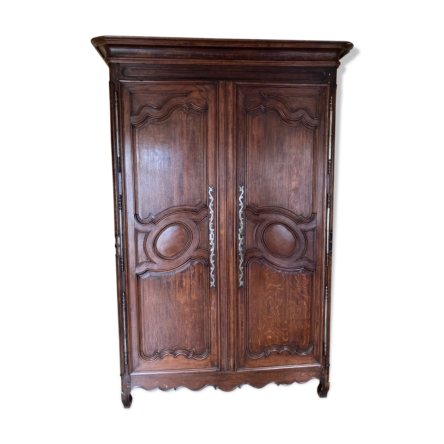 https://images.selency.com/c3e0356b-504b-4631-b5f6-9d8936b41812/armoire-18eme_original.png?bg_color=F5F5F5&bg=F5F5F5&fit=fill&func=fit&auto=format%2Ccompress&w=579&h=475&meta_format=product_grey_main&fm=jpg