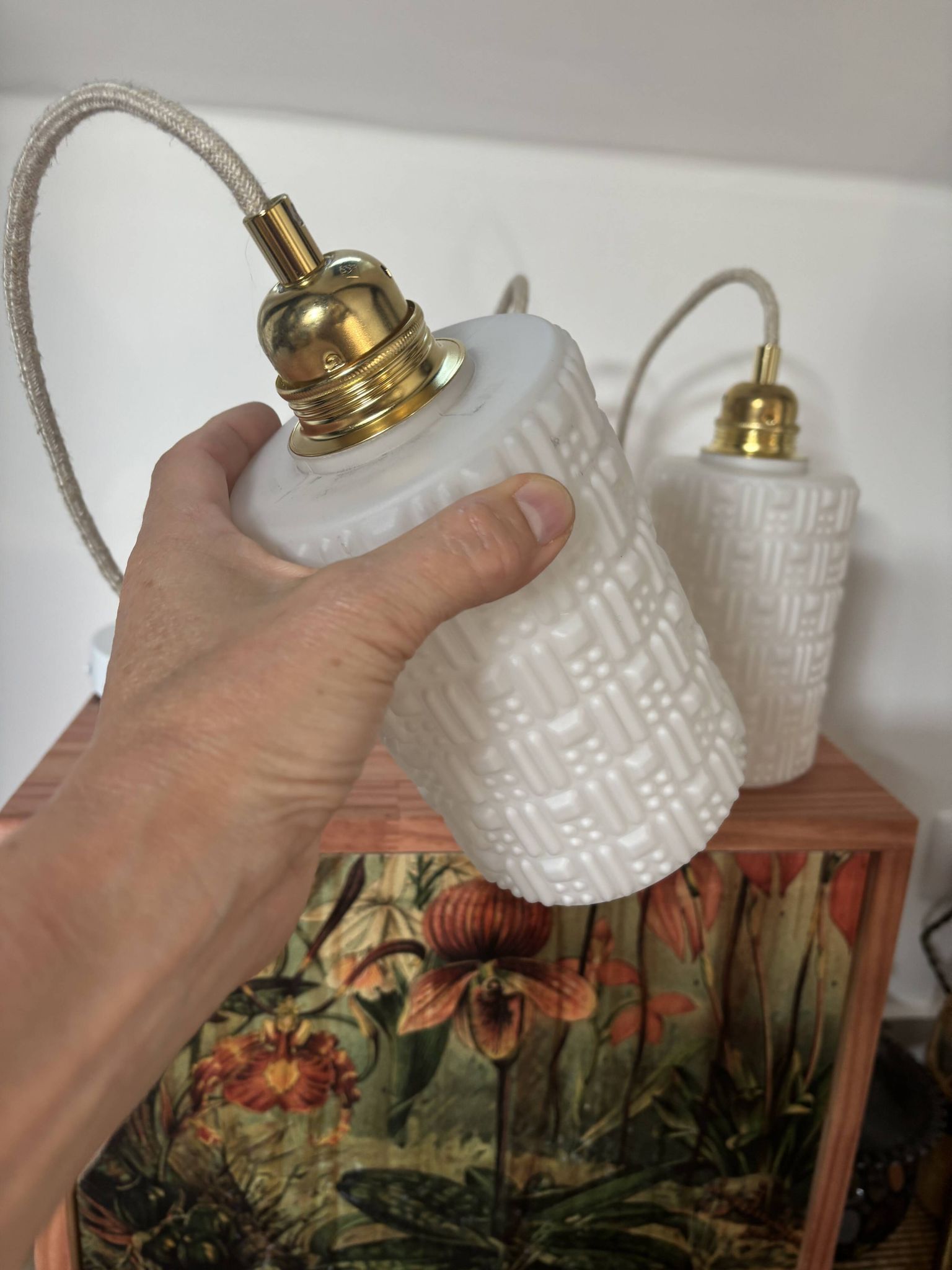 Lot de trois suspensions en opaline scandinave blanche