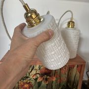 Lot de trois suspensions en opaline scandinave blanche
