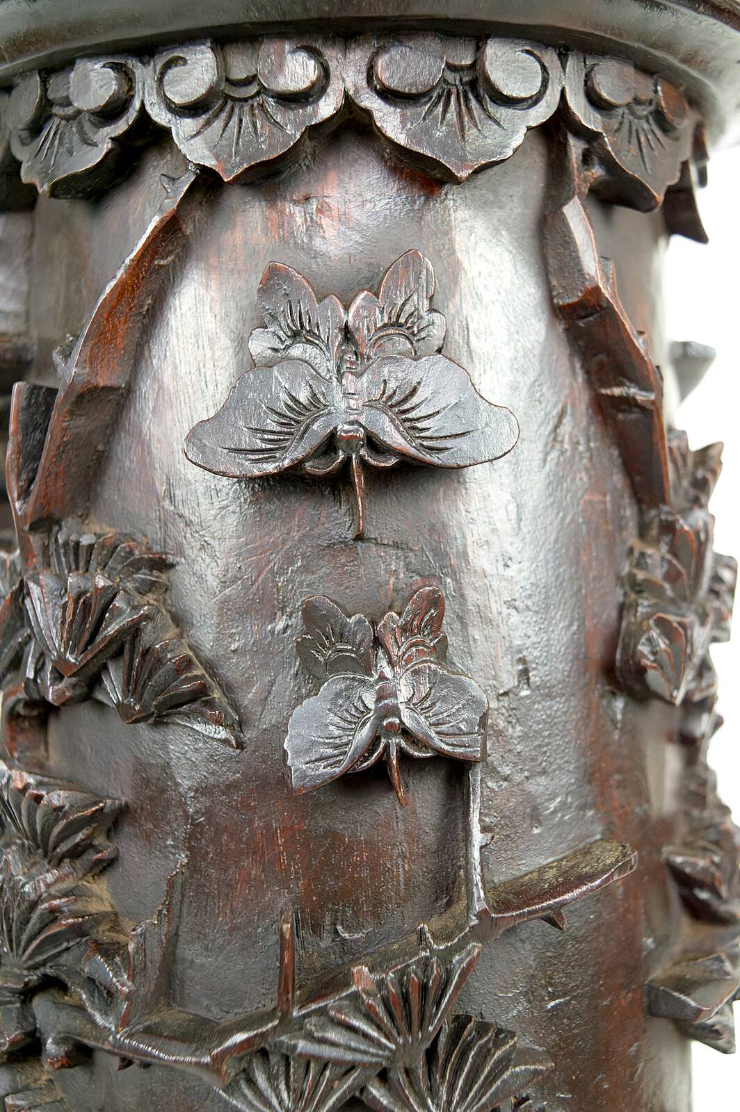Important high Asian column / saddle in carved wood, circa 1880, Indochina