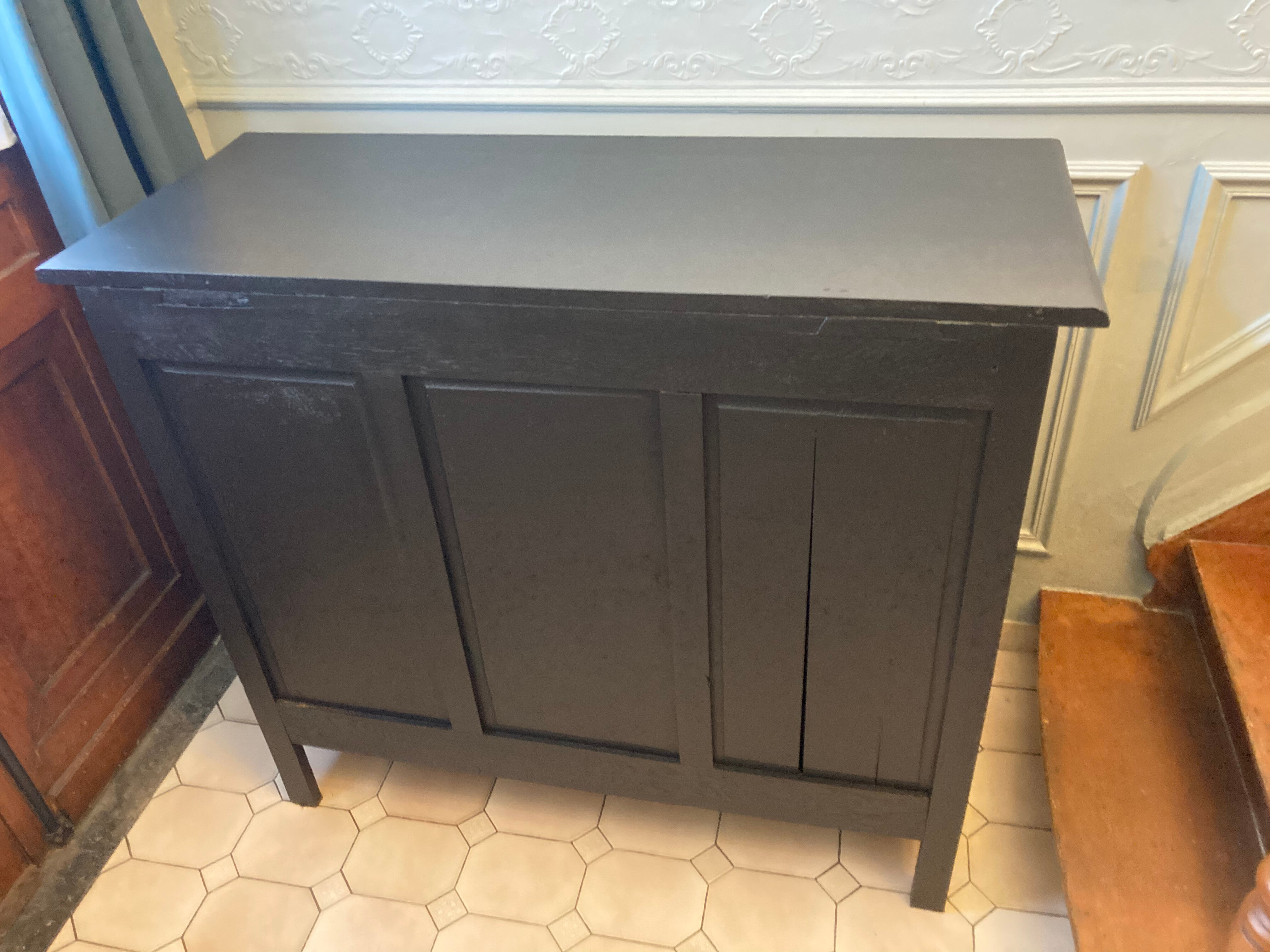 Art-deco period oak commodus