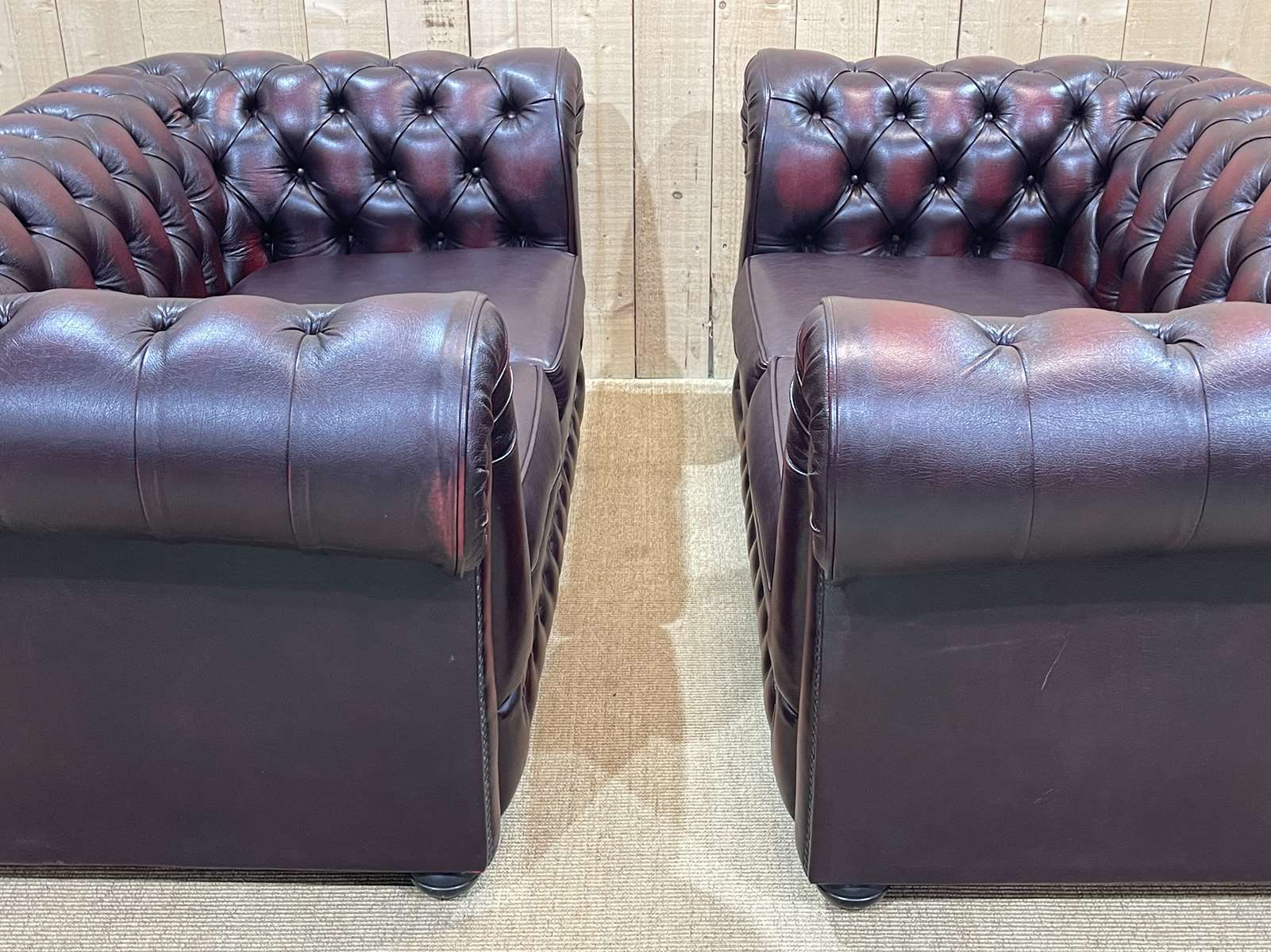 Pair of 2-seater leather Chesterfield sofas from the 1990s by Thomas LLOYD