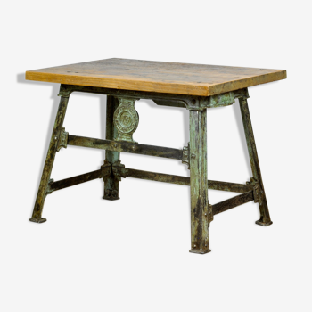 Table industrielle rivetée en fonte, années 1900