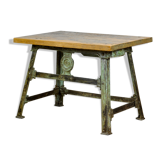Table industrielle rivetée en fonte, années 1900