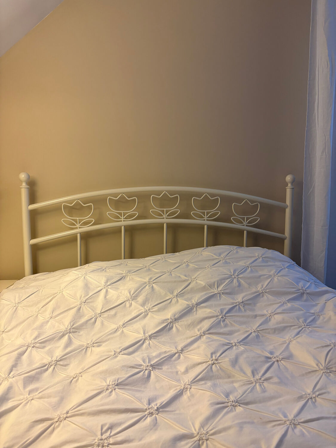 Double bed "Tulipes" in white metal from the 2000s.