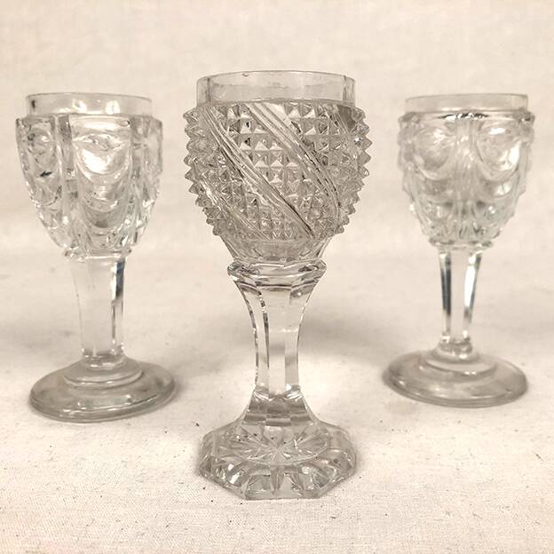 Liquor cabaret in 19th century painted sheet metal, carafes and glasses attributed to the Creusot crystal factory