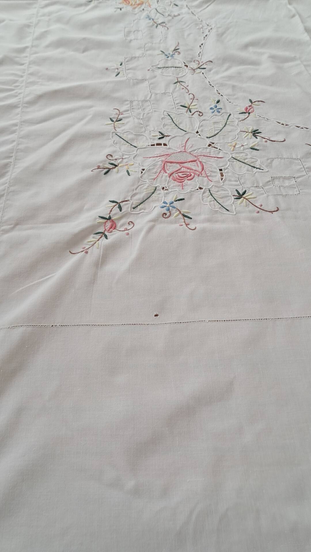 Antique hand-embroidered tablecloth with floral patterns and Richelieu cutwork – 160 x