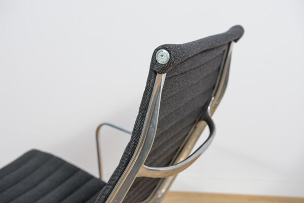 Fauteuil EA124 par Charles et Ray Eames pour Herman Miller, États-Unis, années 1980.