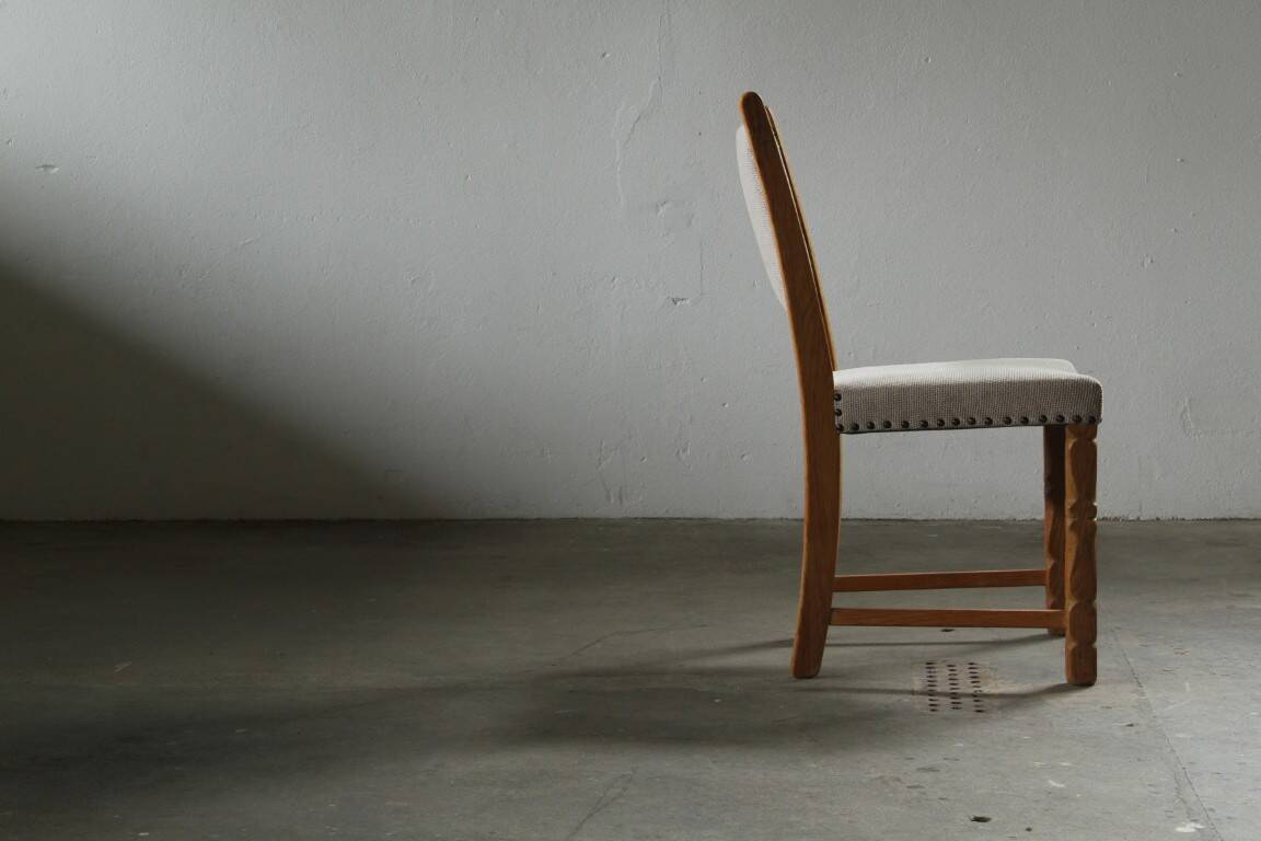 Ensemble de six chaises de salle à manger en chêne vintage danois, style Henning Kjærnulf, années 1960.