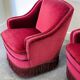 Paire de fauteuils de club vintage français en velours rouge profond avec jupe à franges, années 1960.