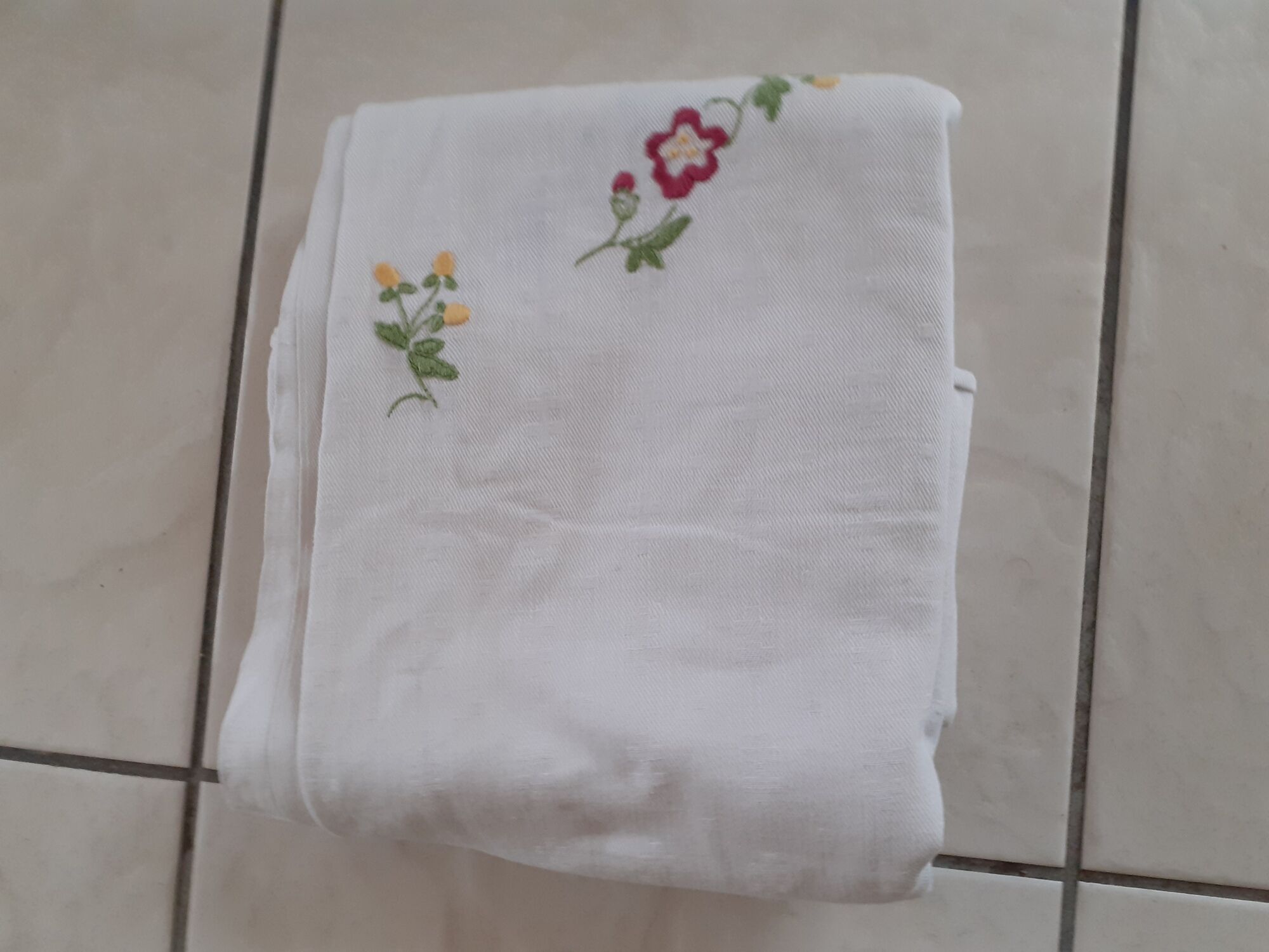 White cotton damask table loth