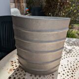 Modernist vase signed from the 70s in cast aluminum